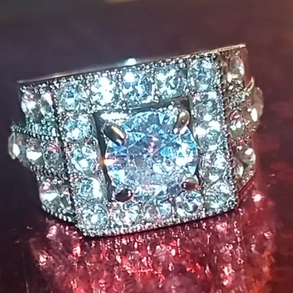 Unisex Diamond stimulated beautiful ring size 8 - Picture 4 of 7